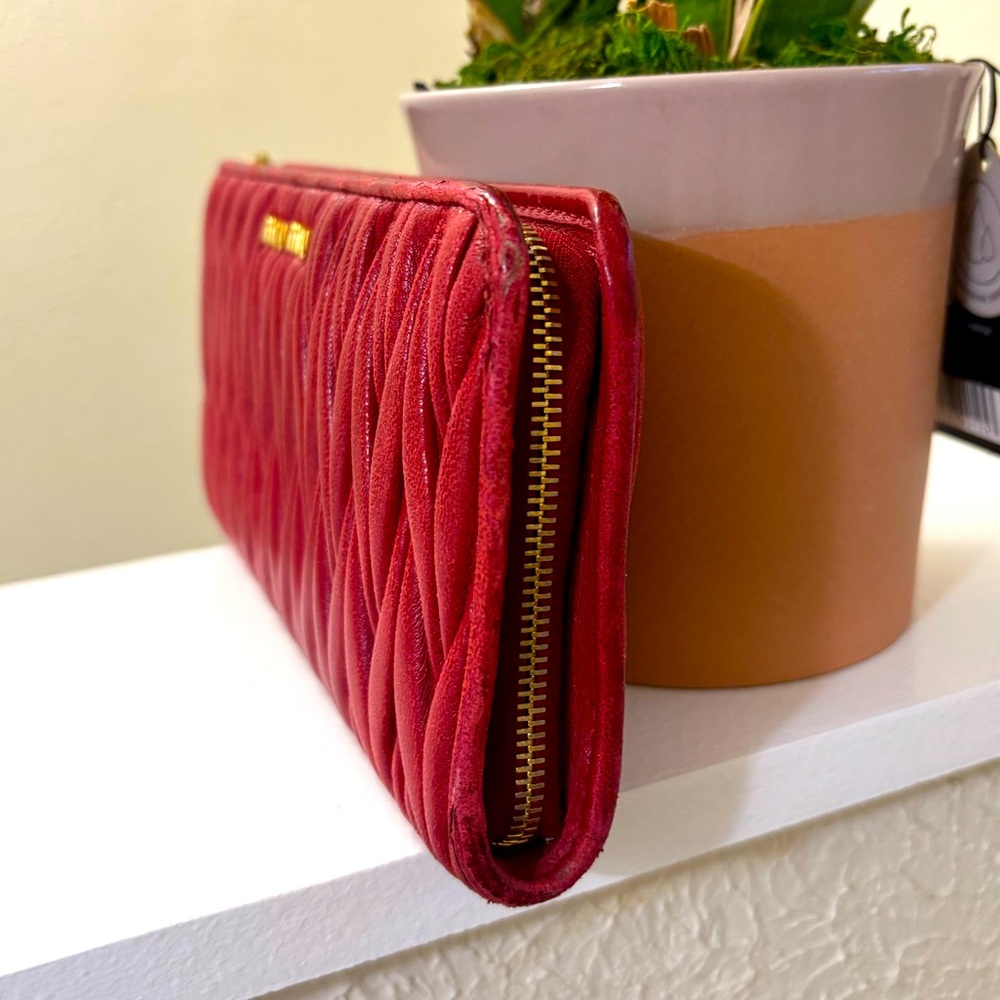 Miu Miu Large Matelassé Nappa Red Leather Long Wallet Zip Closure - Picture 5 of 9